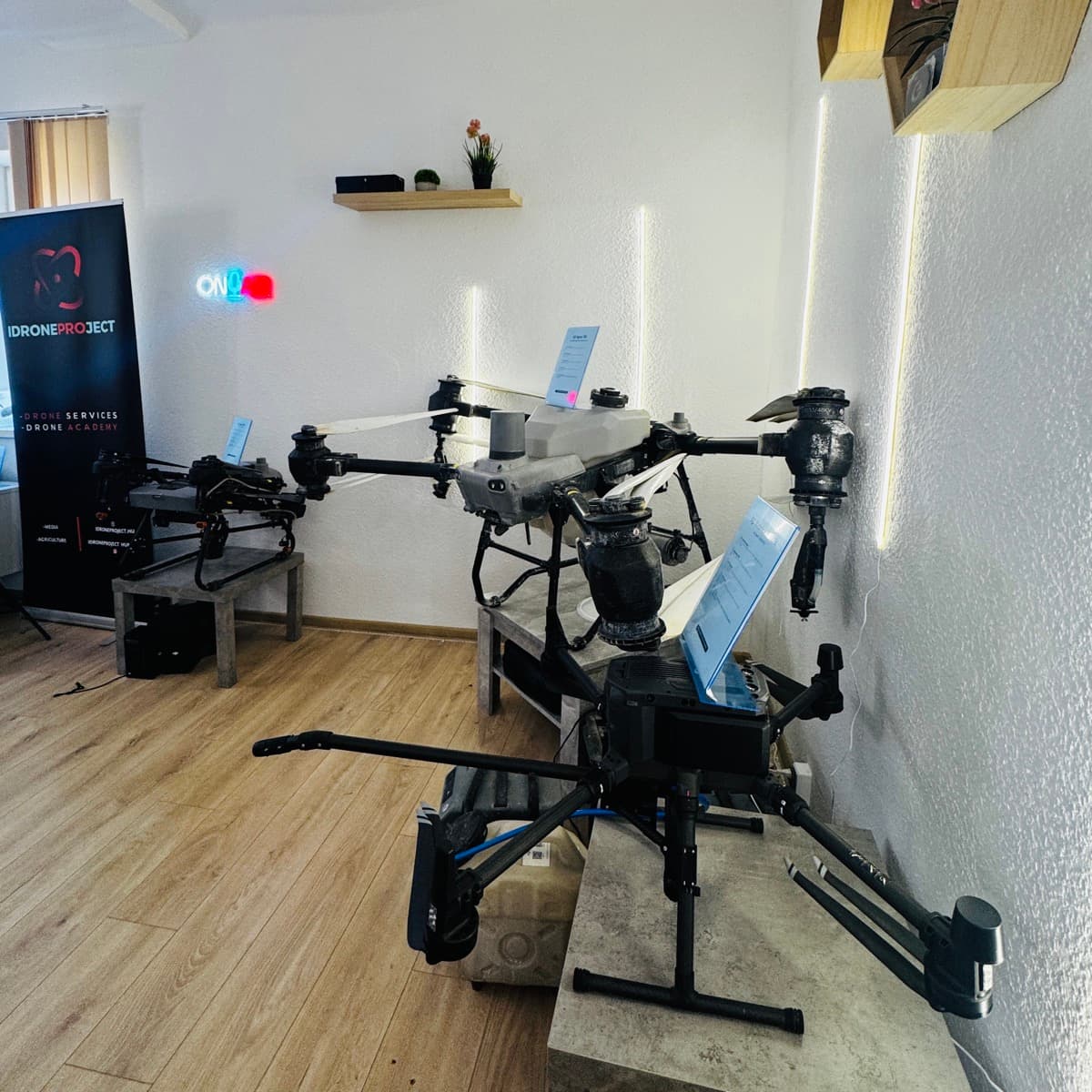 Idroneproject bemutatóterem drónokkal